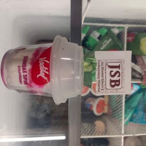 Sundae spin strawberry + 2 tissue